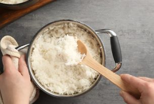 Em entrevista ao portal Metrópoles, o chef André Rochadel é categórico: não é necessário lavar o arroz.