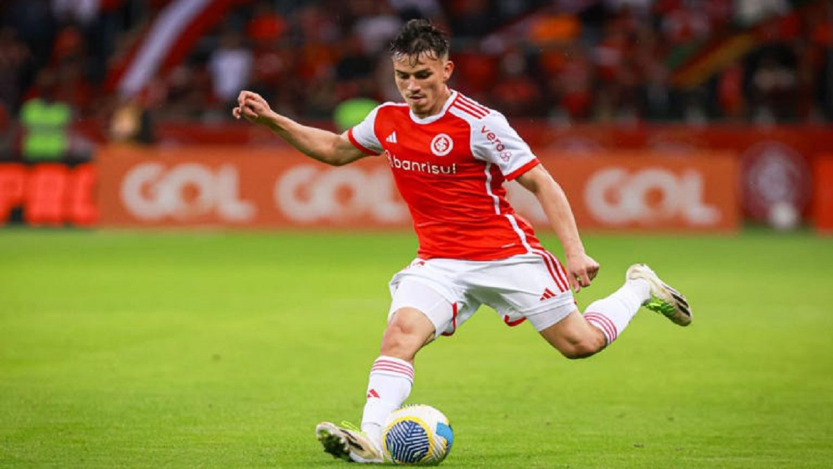 O clube gaúcho firmou a compra em definitivo do jogador depois de inúmeras conversas, afastando o interesse do Palmeiras.