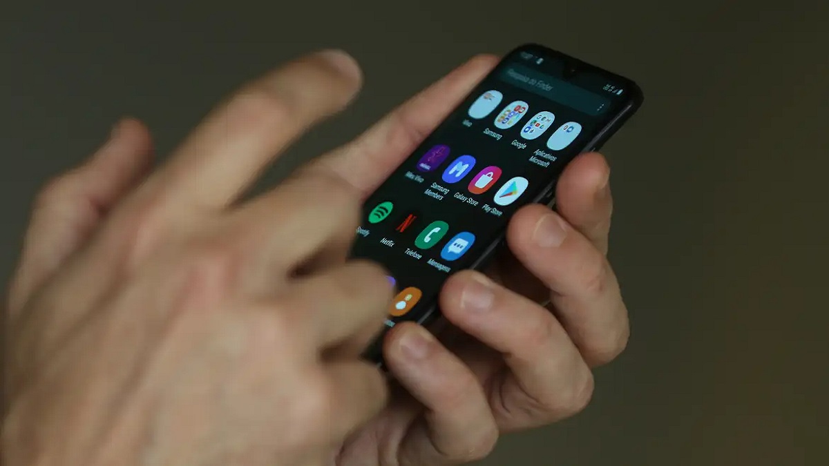 O uso de celulares nas escolas tem sido um tema de debate constante nas últimas décadas