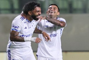 É a primeira vez em que Gabigol marcou três vezes nos 45 minutos iniciais de uma partida.