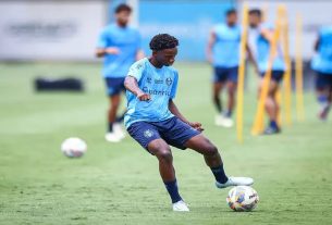 O jovem meia Gabriel Mec foi relacionado pela primeira vez nos profissionais