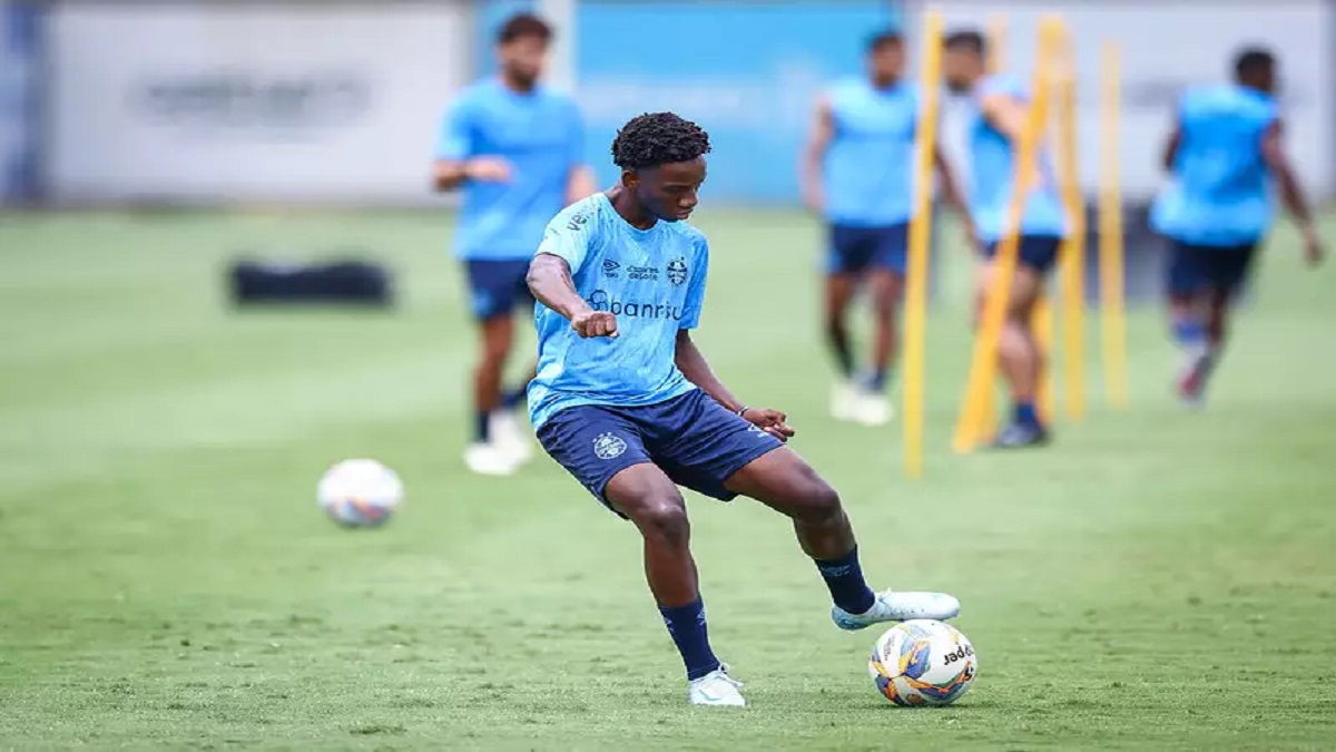 O jovem meia Gabriel Mec foi relacionado pela primeira vez nos profissionais