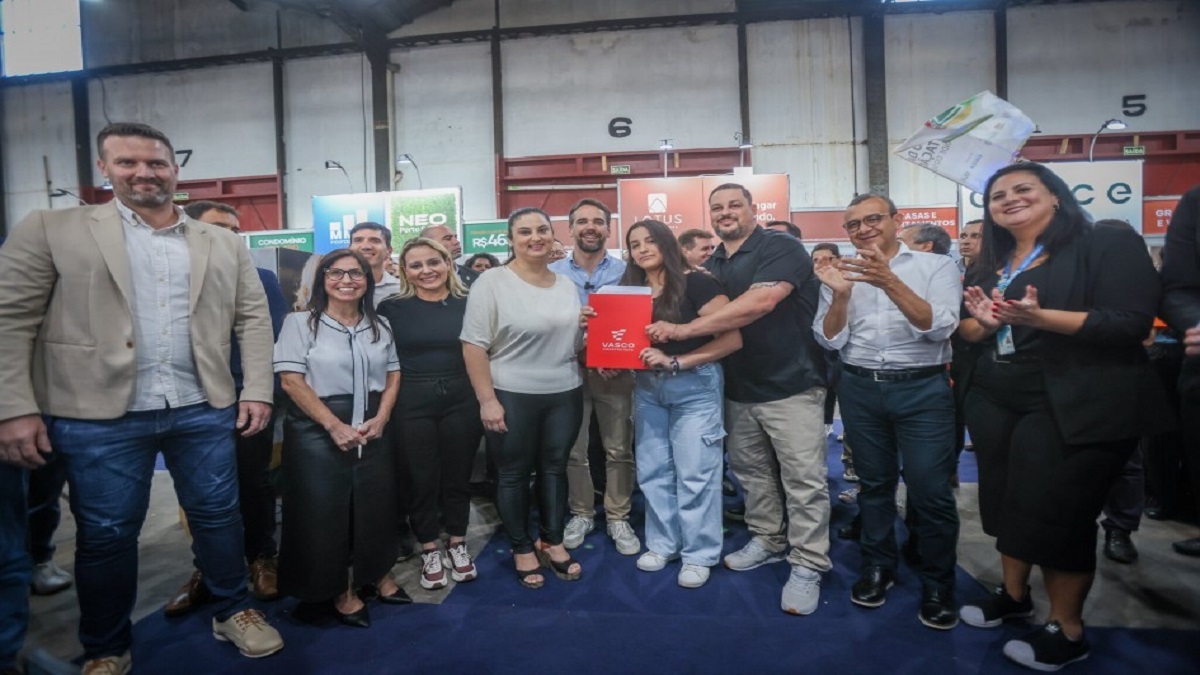 Governador Eduardo Leite (C) participou do lançamento do Feirão em novembro de 2024