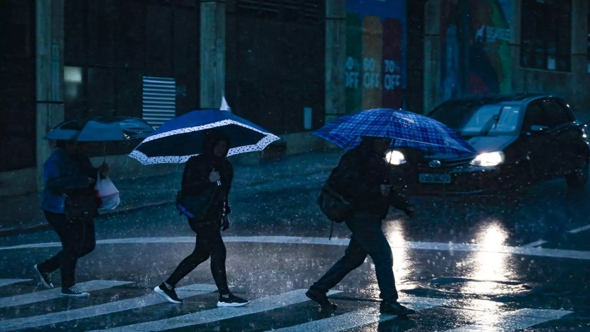 Conforme o alerta, caso seja surpreendido pelo tempo severo, busque abrigo. Se estiver em casa, feche bem portas e janelas