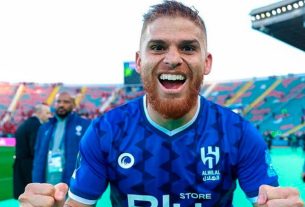 O volante foi recepcionado por torcedores do Tricolor que estavam o aguardando no Aeroporto Internacional Salgado Filho.