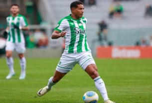 João Lucas durante partida contra o Fluminense no Campeonato Brasileiro A 2024.