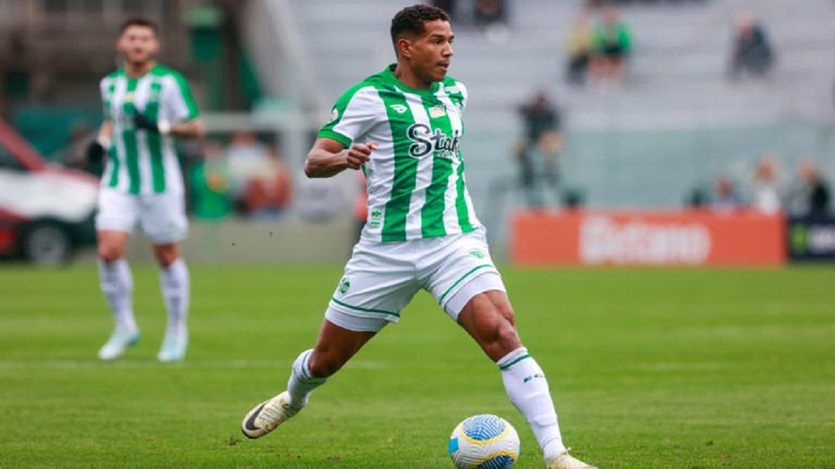 João Lucas durante partida contra o Fluminense no Campeonato Brasileiro A 2024.