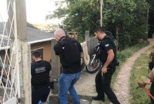 Polícia faz operação contra organização criminosa envolvida com o tráfico de drogas em Porto Alegre
