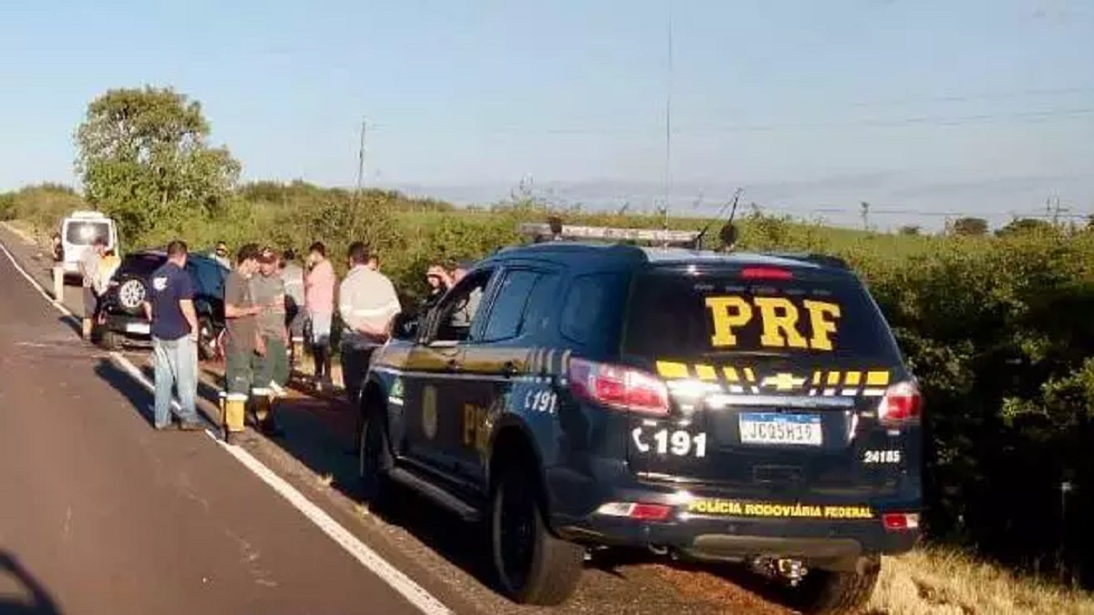 Os policiais rodoviários federais realizaram o levantamento pericial para determinar as causas do acidente.