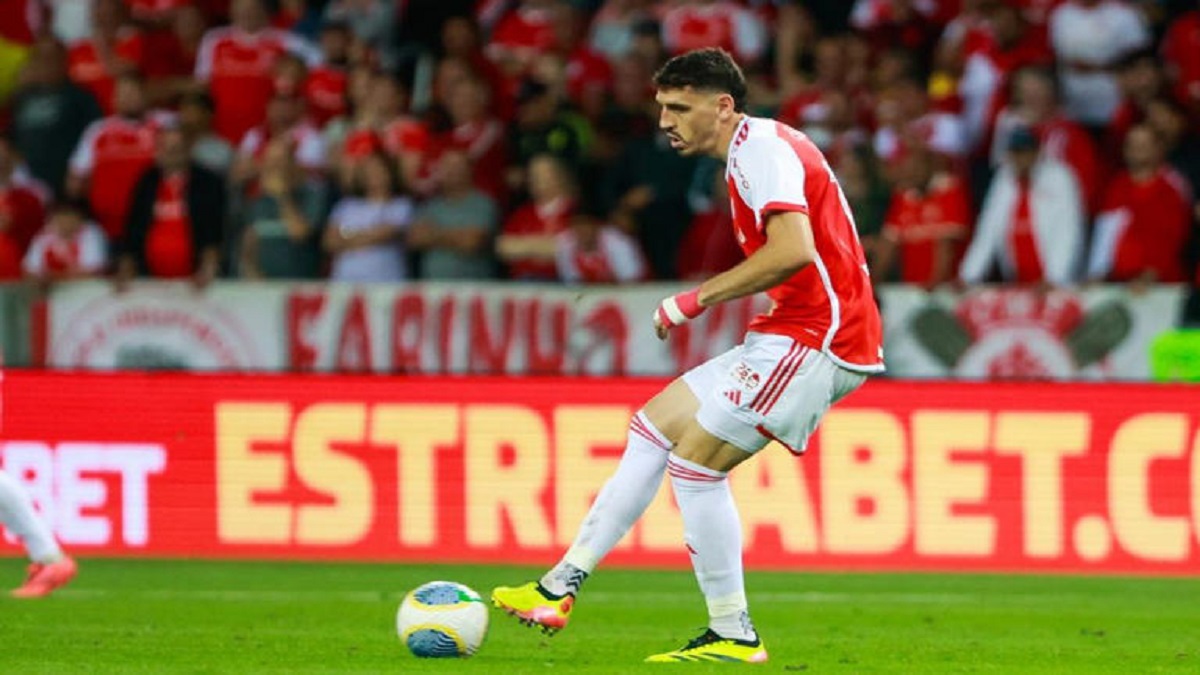 Rogel jogador do Internacional durante partida contra o Botafogo no estádio Beira-Rio pelo campeonato Brasileiro A 2024