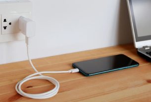 O preço na conta de luz ao deixar o carregador de telefone conectado sem o dispositivo é surpreendente