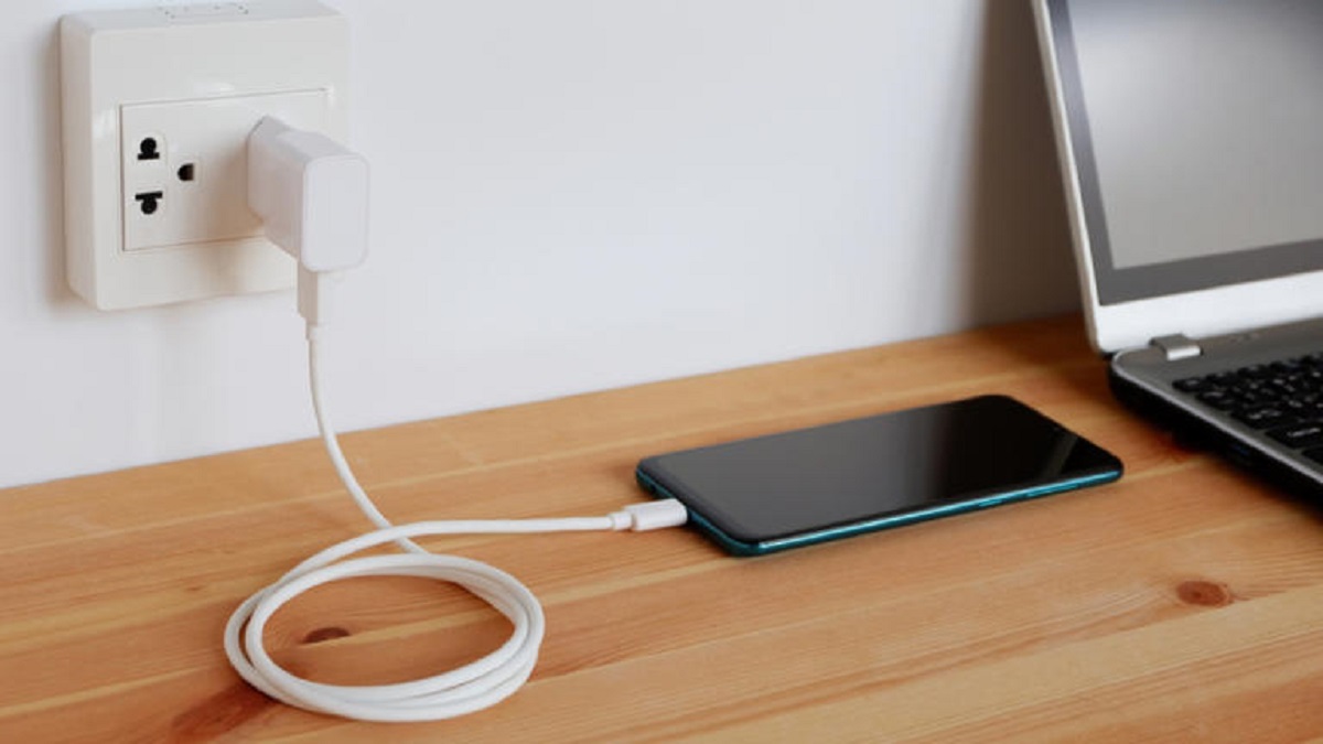 O preço na conta de luz ao deixar o carregador de telefone conectado sem o dispositivo é surpreendente
