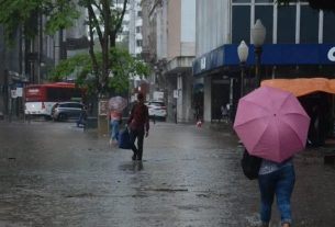 Uma massa de ar quente e úmido cobre o Rio Grande do Sul nesta sexta-feira, 17, trazendo chuva para o estado.