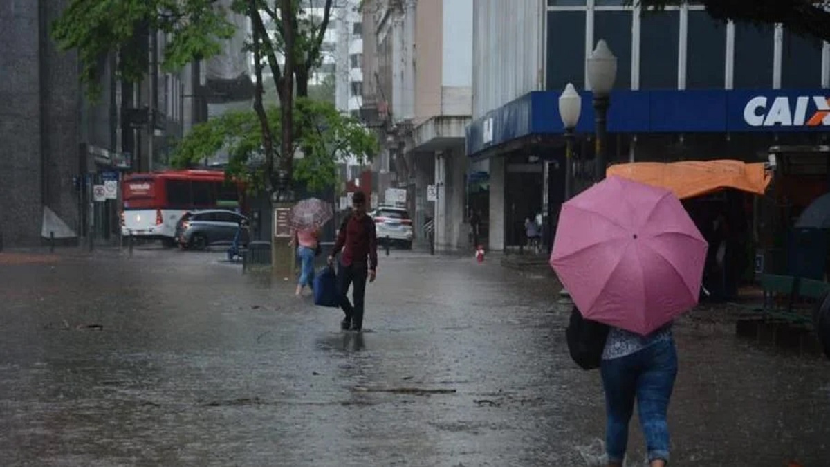 Uma massa de ar quente e úmido cobre o Rio Grande do Sul nesta sexta-feira, 17, trazendo chuva para o estado.