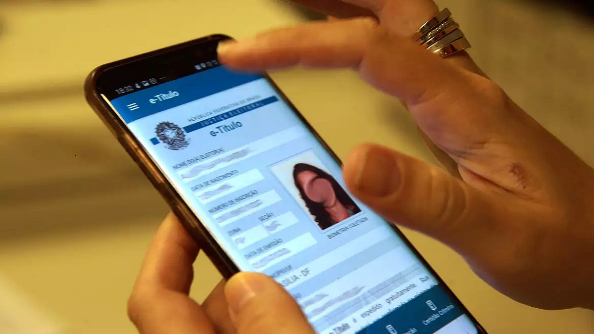 A justificativa pode ser feita por meio do aplicativo e-Título, do autoatendimento eleitoral ou do Formulário de Requerimento de Justificativa Eleitoral (pós-eleição)