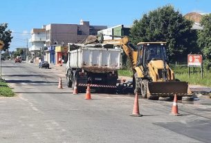 Equipes da Corsan consertam uma canalização que se rompeu na Avenida Cônego Luiz Walter Hanquet (Faixinha)