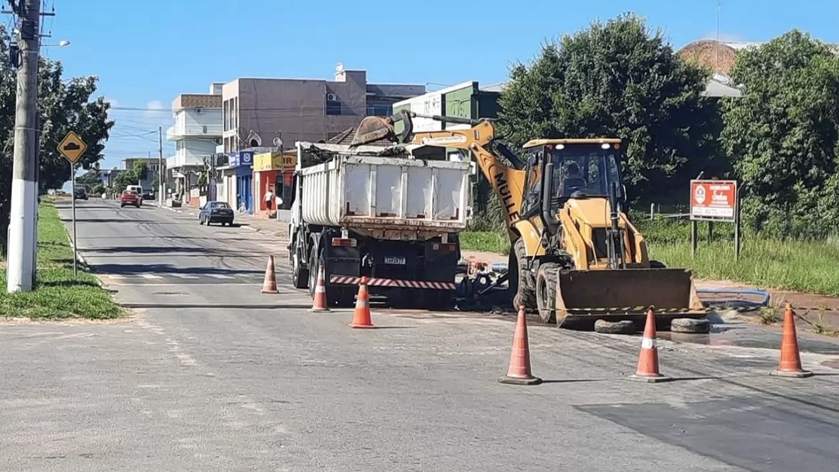 Equipes da Corsan consertam uma canalização que se rompeu na Avenida Cônego Luiz Walter Hanquet (Faixinha)