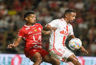 Fernando do Inter em disputa de bola em Ijuí/Rs