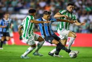 Alviverde entrou em campo na noite desta quarta-feira (5) pela quinta rodada do Campeonato Gaúcho diante do Tricolor. A partida foi realizada no Estádio Alfredo Jaconi