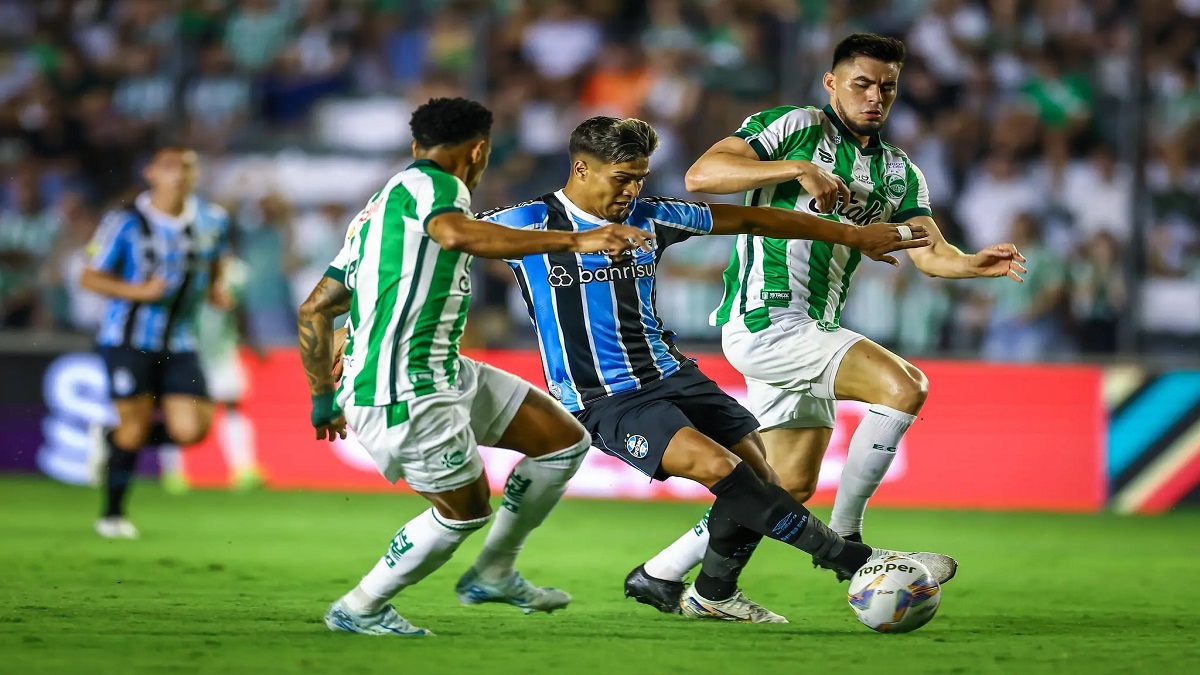 Alviverde entrou em campo na noite desta quarta-feira (5) pela quinta rodada do Campeonato Gaúcho diante do Tricolor. A partida foi realizada no Estádio Alfredo Jaconi