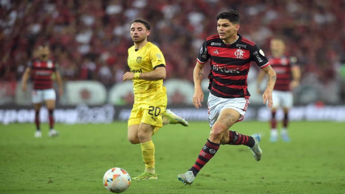 Com a camisa do Peñarol, o lateral-direito soma 71 partidas disputadas, três gols marcados e seis assistências realizadas.