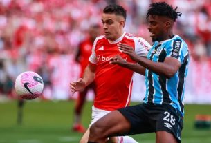 Borré disputa lance com Jemerson durante Internacional x Grêmio.