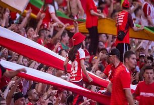 A torcida do Internacional está com um sorrisão de orelha a orelha.