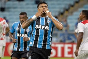 Arezo comemora o primeiro gol do Grêmio na vitória sobre o Atlético Grau