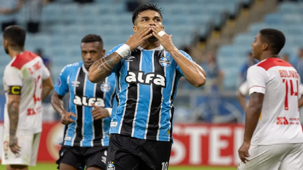 Arezo comemora o primeiro gol do Grêmio na vitória sobre o Atlético Grau