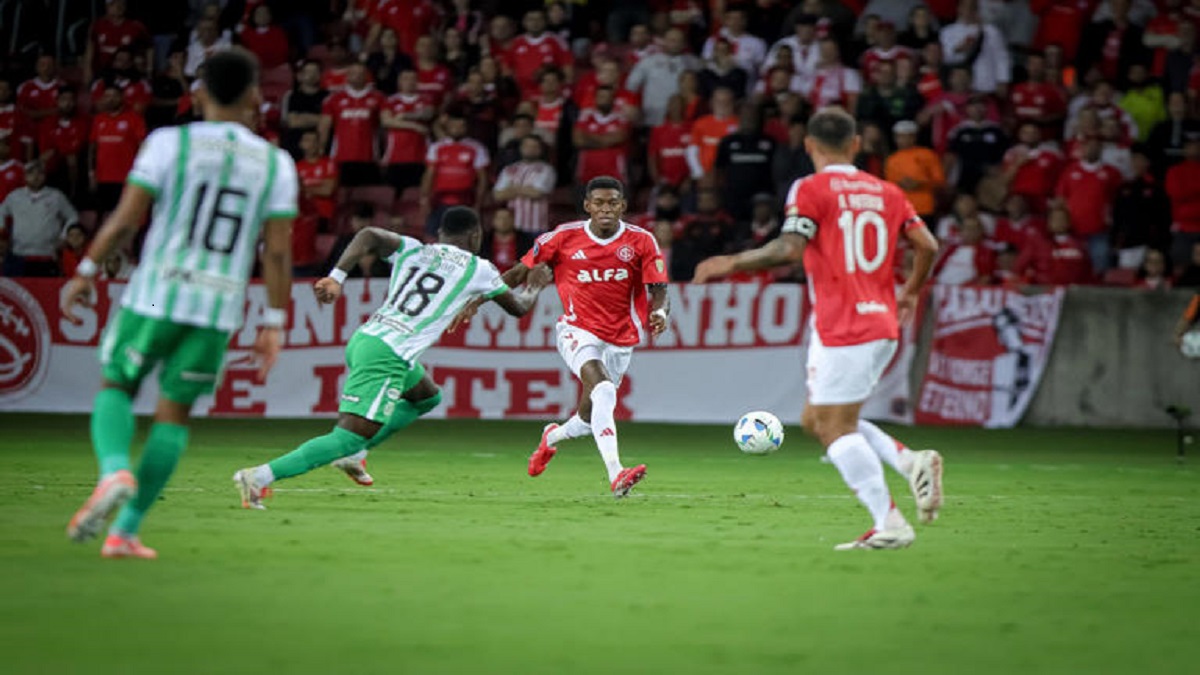 Internacional goleia