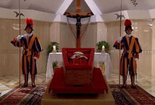 O-corpo-do-Papa-Francisco-esta-em-camara-ardente-na-sua-capela-privada-no-Vaticano-segunda-feira-21-de-abril-de-2025