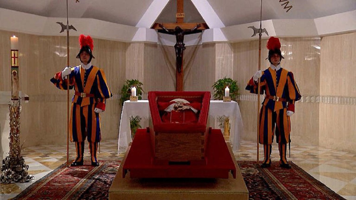 O-corpo-do-Papa-Francisco-esta-em-camara-ardente-na-sua-capela-privada-no-Vaticano-segunda-feira-21-de-abril-de-2025