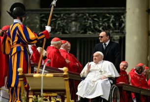 Papa Francisco aparece de surpresa na missa do Domingo de Ramos
