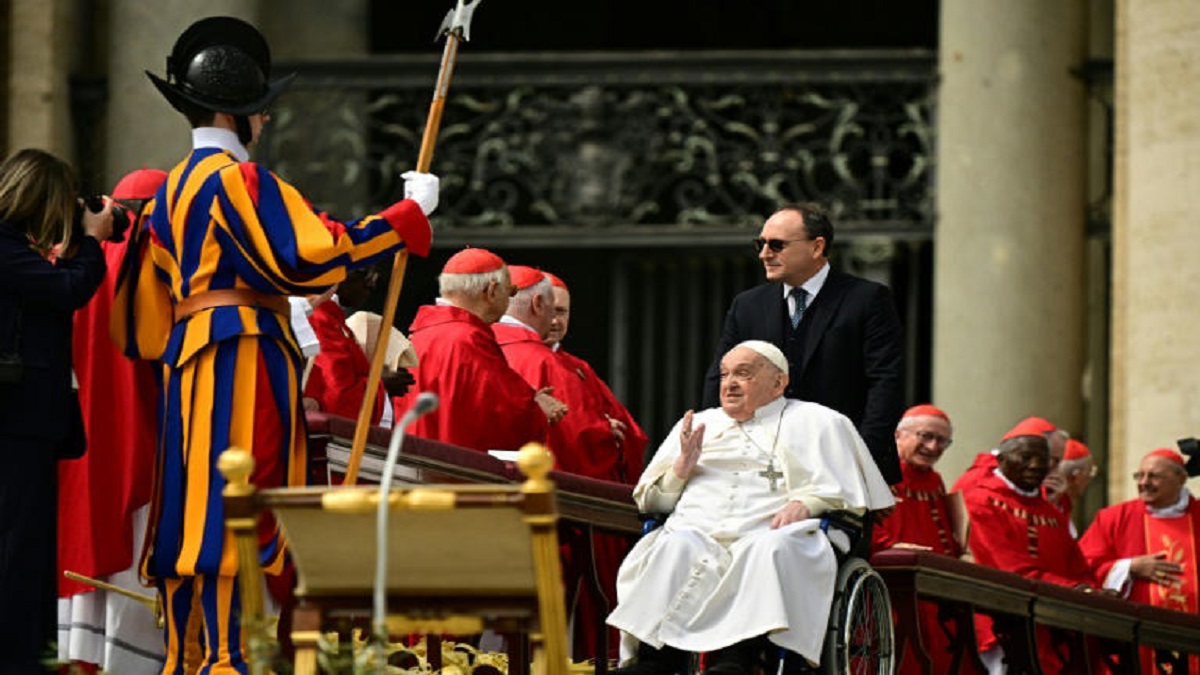 Papa Francisco aparece de surpresa na missa do Domingo de Ramos