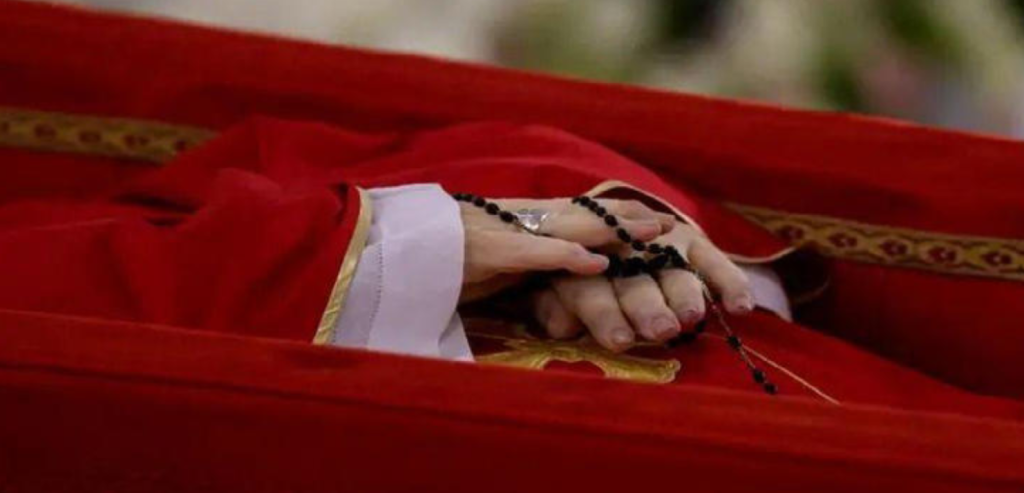 Primeiras imagens do Papa Francisco divulgadas após a sua morte