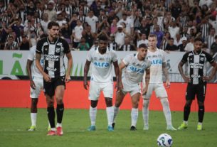 Pedro Raul cobrando pênalti contra o Grêmio