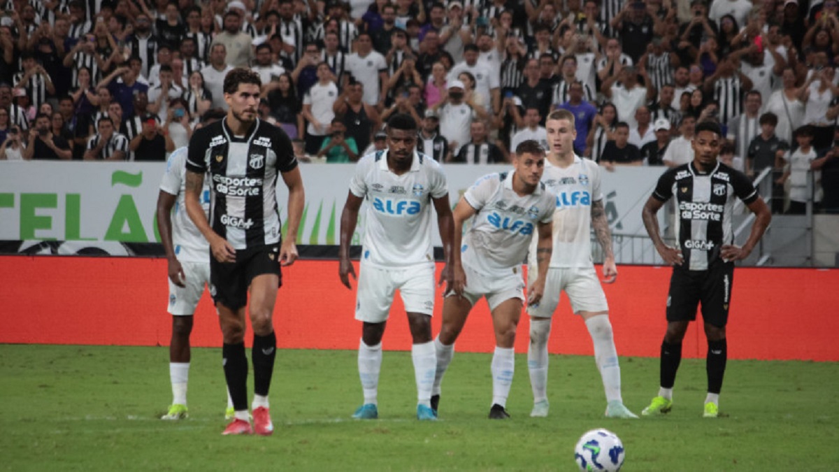 Pedro Raul cobrando pênalti contra o Grêmio