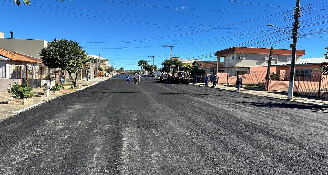 pavimentação asfáltica são retomadas na Rua Walter Kess