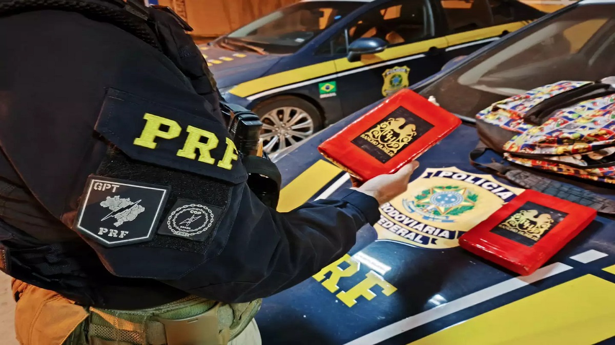 Policiais abordaram um ônibus que fazia a linha Passo Fundo — Santa Maria