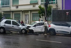 Carros tiveram danos após colisão