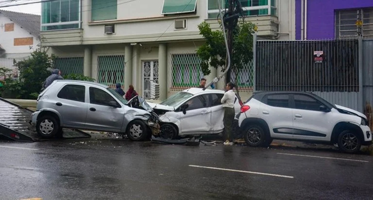 Carros tiveram danos após colisão
