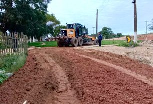 Cargas de cascalho ao longo da Rua Santo Antônio