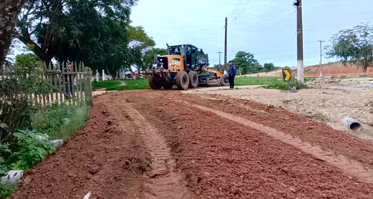 Cargas de cascalho ao longo da Rua Santo Antônio