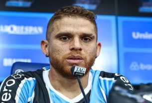 Cuéllar é outro que não fez 7 jogos no Brasileirão Betano e pode negociar com Santos. Foto: Lucas Uebel/Grêmo