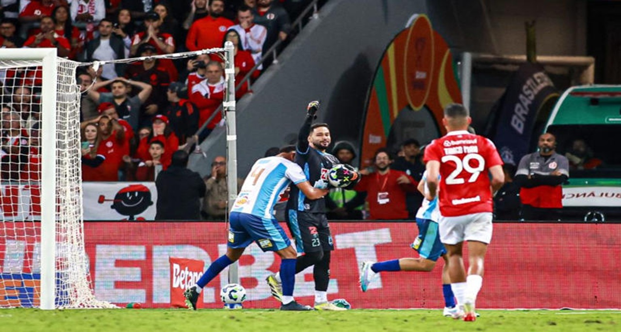 Francisco Rayr goleiro do Maracanã comemora pênalti defendido
