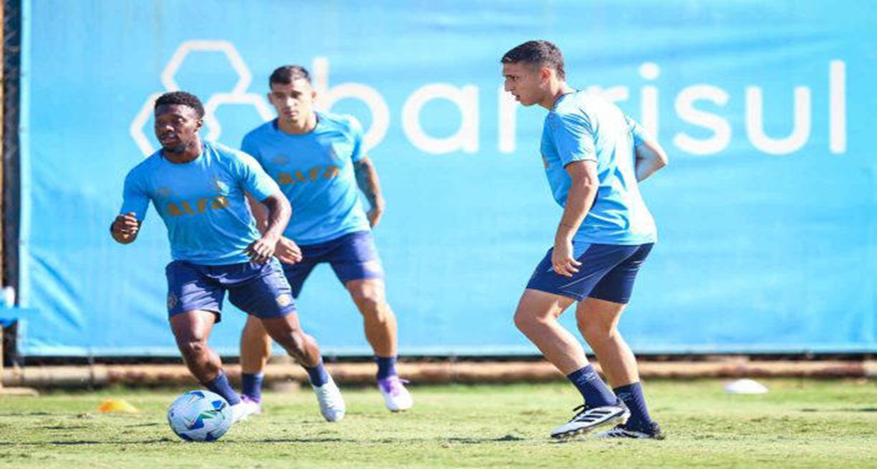 Treino gremista no CT