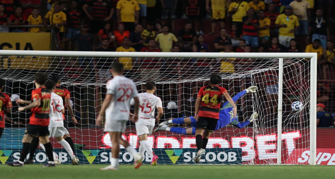 A bola entreou na gaveta- Golde Gustavo prado/Internacional