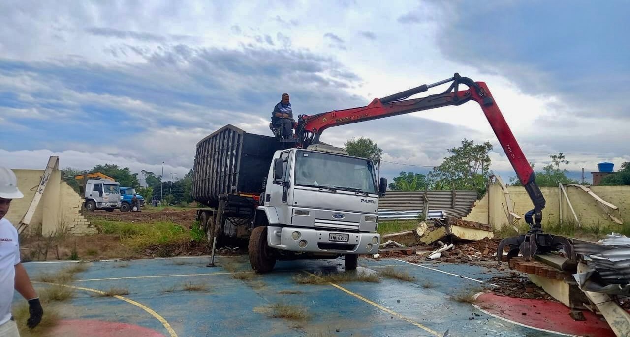 retirada dos entulhos e escombros, para em seguida reconstruir as estruturas prediais.