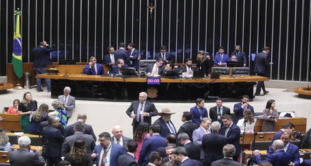 Bolsonaristas pressionam Motta