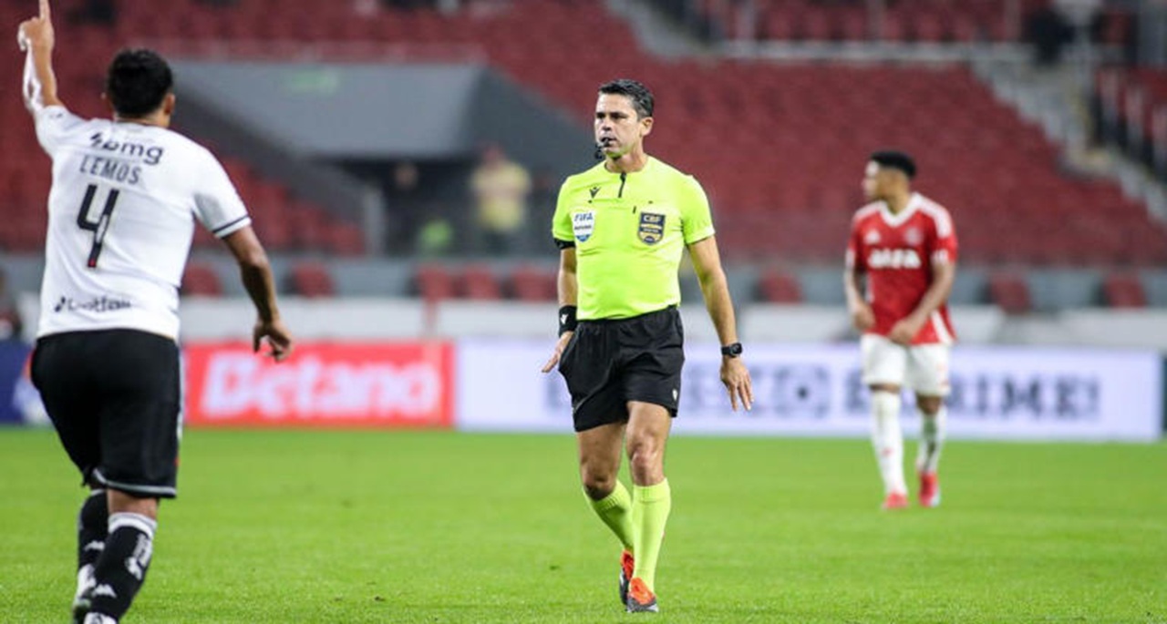 O árbitro Flavio Rodrigues de Souza (Fifa-SP)